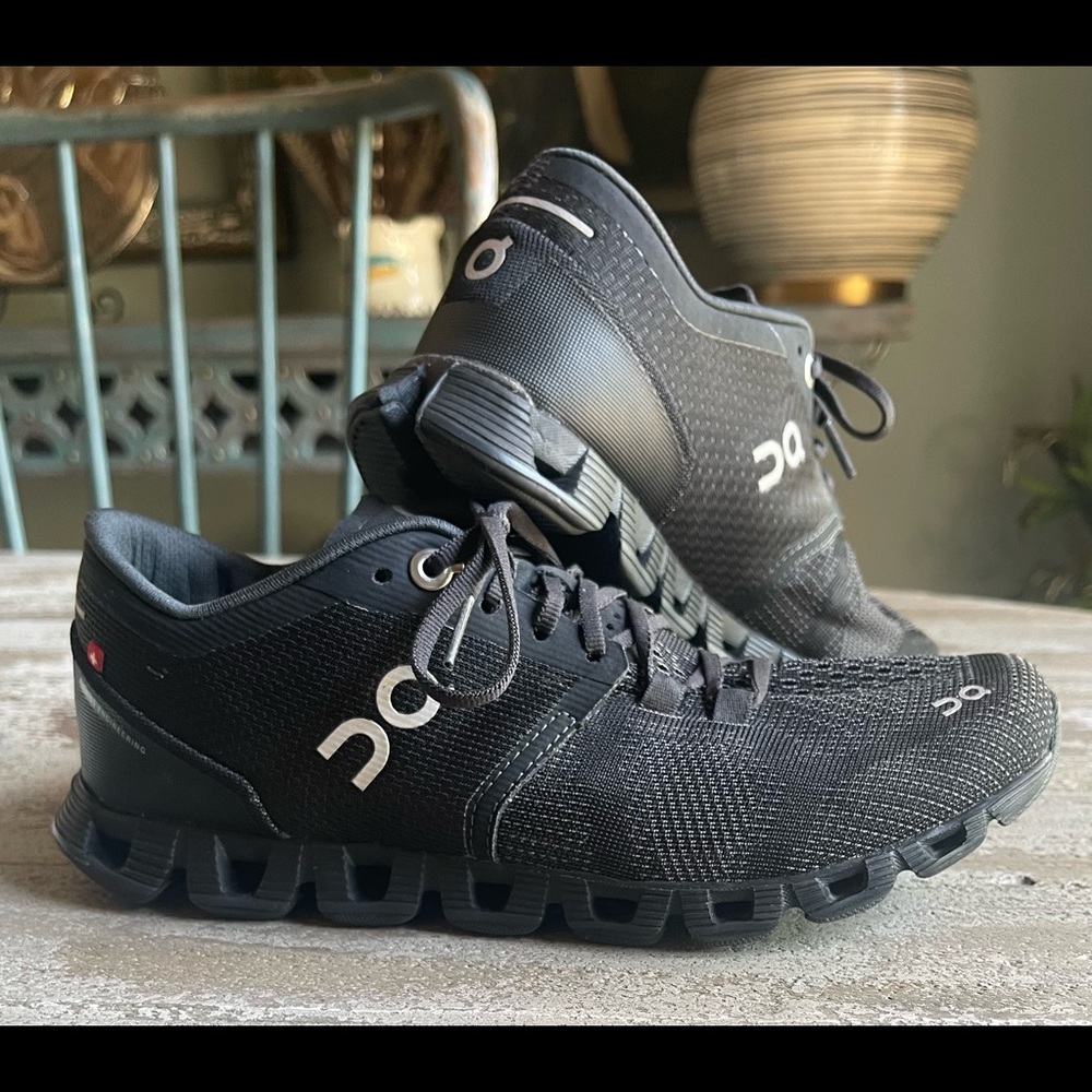 OnCloud athletic shoes. Size 6. Worn very little.